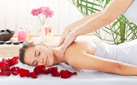 Femme recevant un massage avec des fleurs rouges autour-Luckyprize