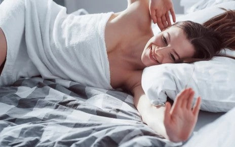 Femme se réveillant dans son lit-Le Royaume Du Plug