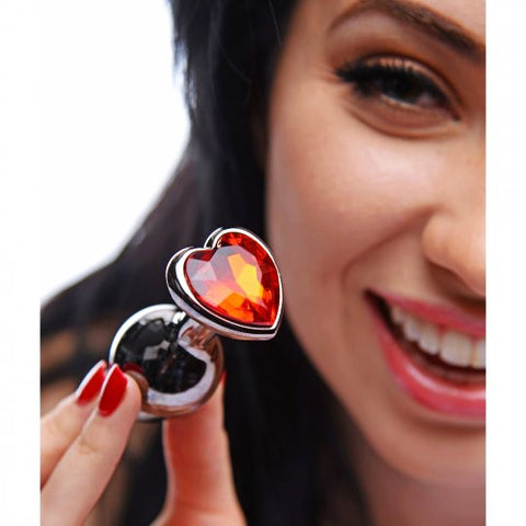 Femme brune tenant un plug anal cœur diamant rouge-Le Royaume Du Plug