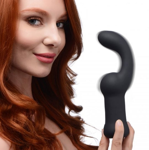 Femme rousse tenant un crochet anal vibrant en silicone noir dans les mains-Le Royaume Du Plug