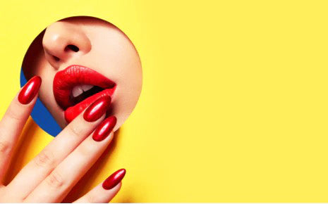 Mains de femmes à ongles rouges se touchant les lèvres-Luckyprize