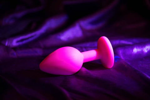 Plug anal rose en silicone sur drap mauve-Le royaume du plug-Le_royaume_du_plug