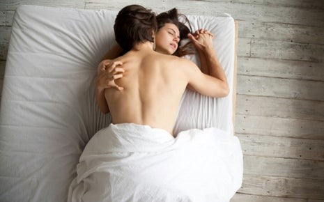 Un homme et sa femme entrain de faire l'amour dans leur lit-Luckyprize