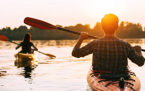 Un homme et une femme faisant du kayak-Le Royaume Du Plug