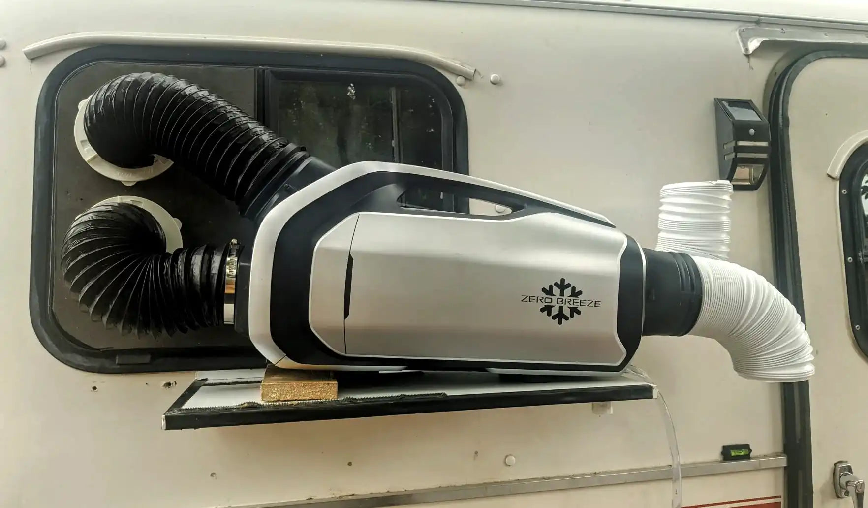 Battery powered ac for trailer