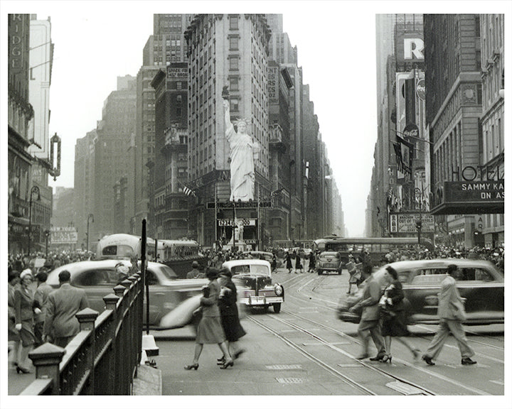 Astor Hotel Times Square New York City 1944 — Old NYC Photos