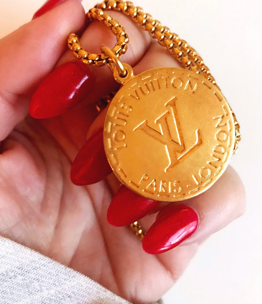 Louis Vuitton Vintage - Lacquer Essential V Necklace - Silver - LV