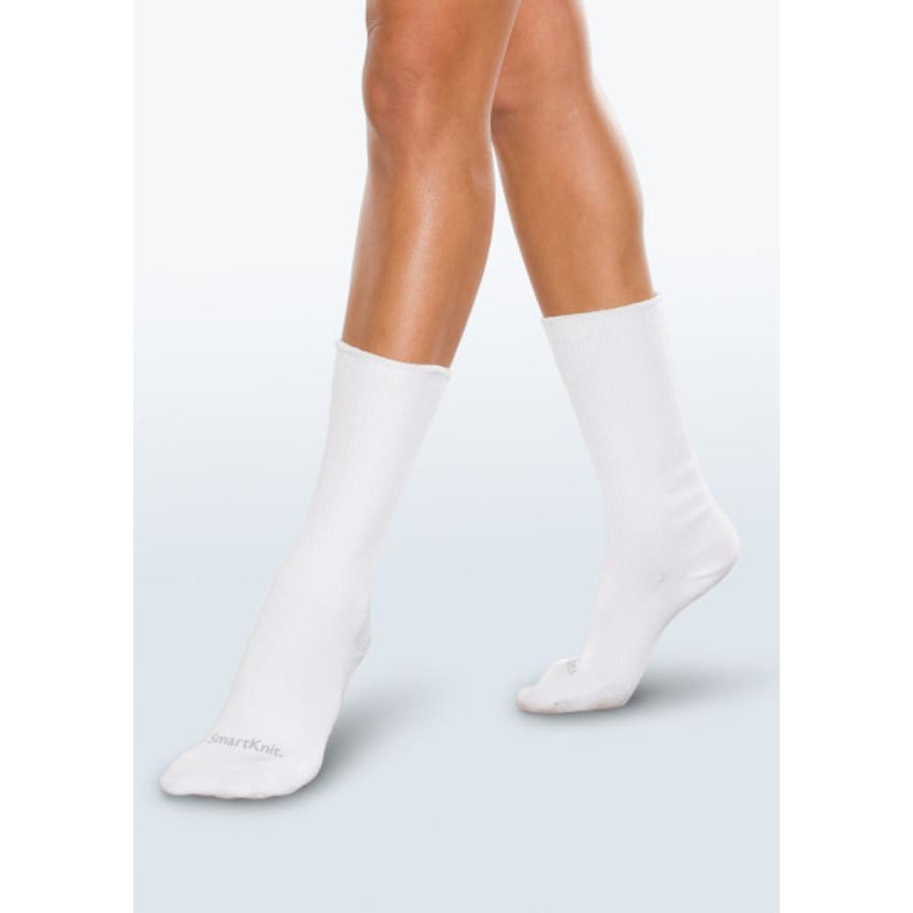 Белые носочки видео. Белые носки. В белых носках. Носки женские белые. Женщины в белых носках.