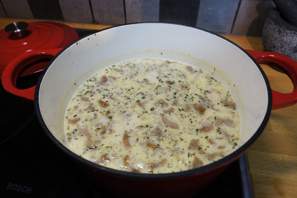 zuppa di finferli bollente in un cast smaltato ferro <tc>Dutch Oven</tc>