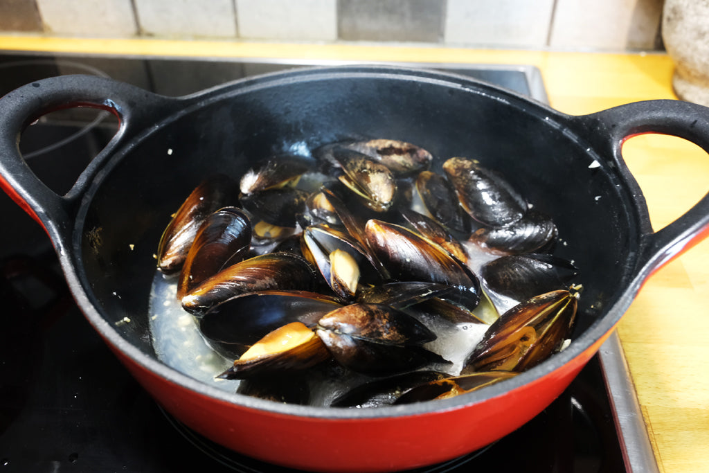 mussels in a cast iron balti casserole cookware