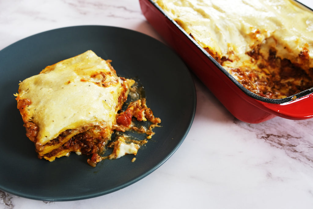 Lasagna in a <tc>Crucible Cookware</tc> صينية تحميص اللازانيا المصنوعة من الحديد الزهر المطلية بالمينا