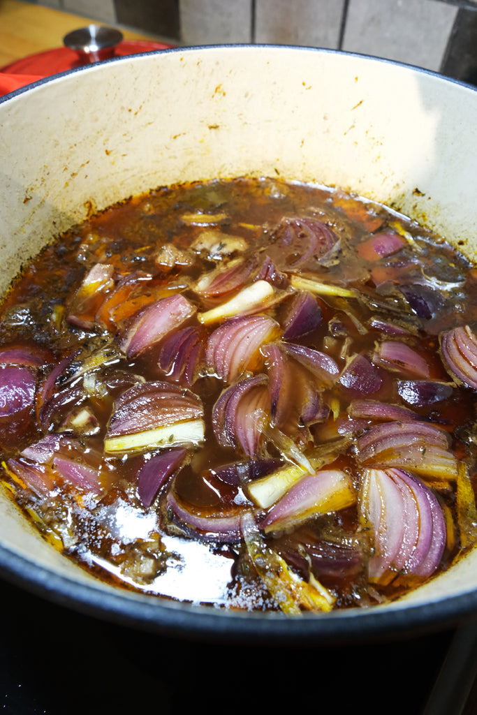 Maldita asada brisada con vinagre balsámico y Cebolla morada en un crisol utensilio de cocina <tc>dutch oven</tc>