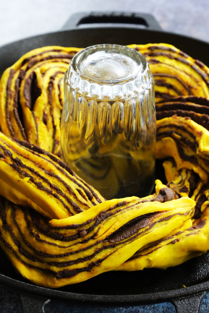 babka wreath with a glass in the middle