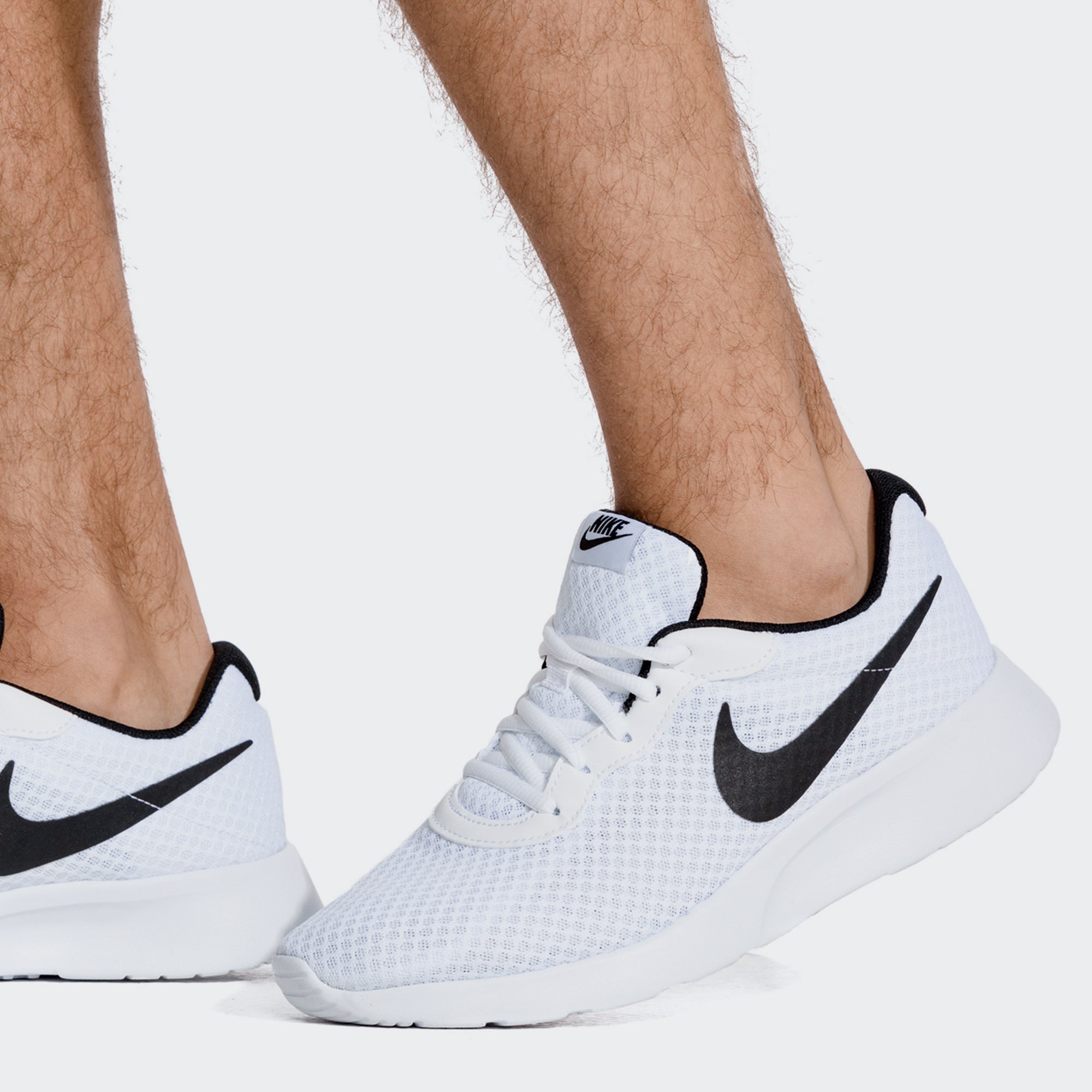 white nike tanjun shoes