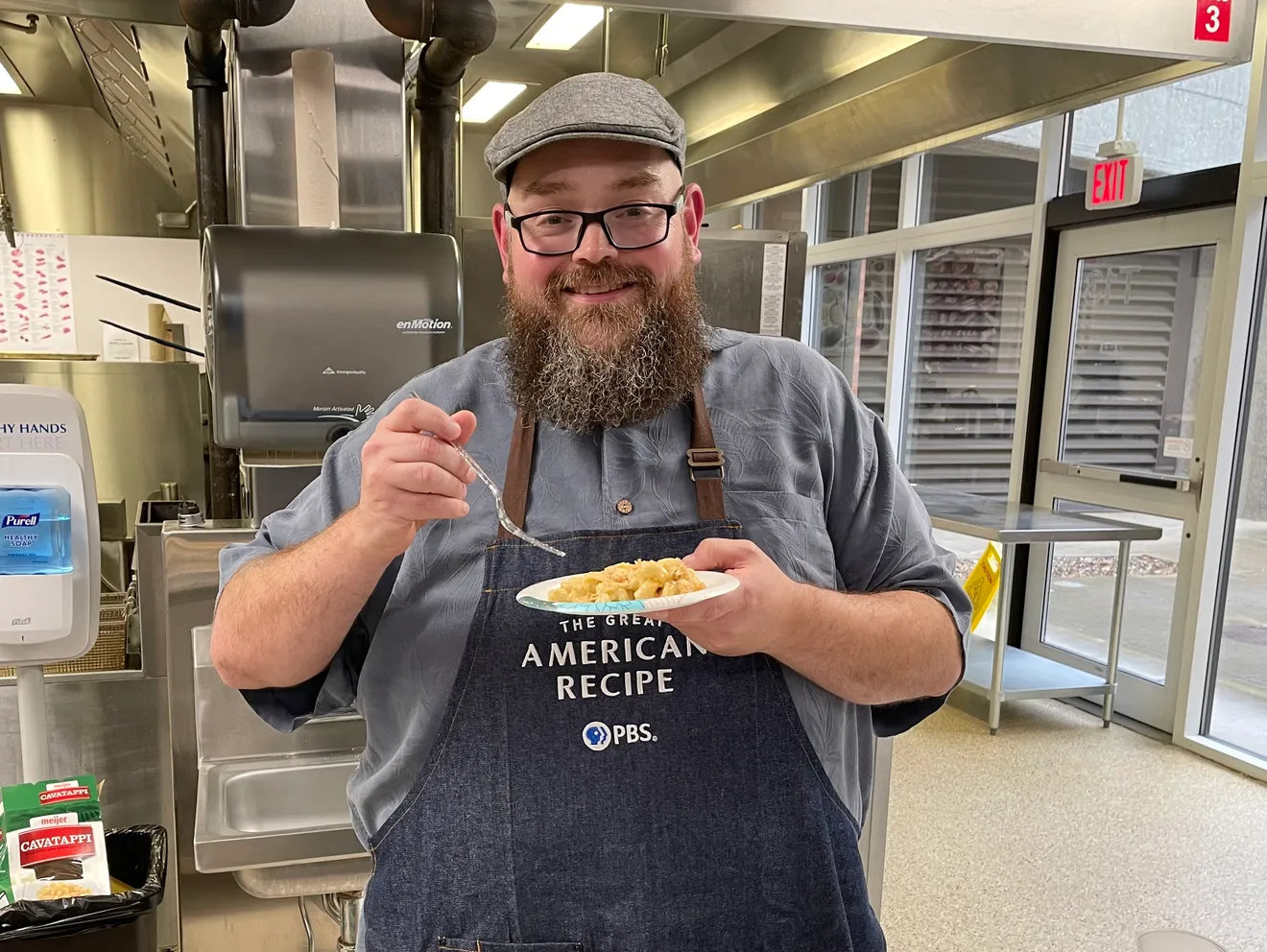 Brian Leigh in Great American Recipe apron eating Surprise Wedding Mac & Cheese