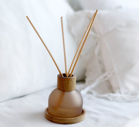 Amber glass circular bottle reed diffuser with bamboo reeds
