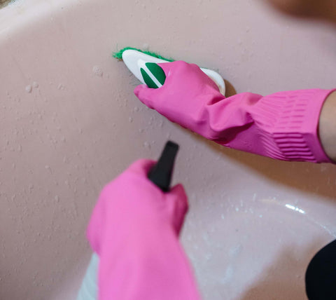 Cleaning bathtub