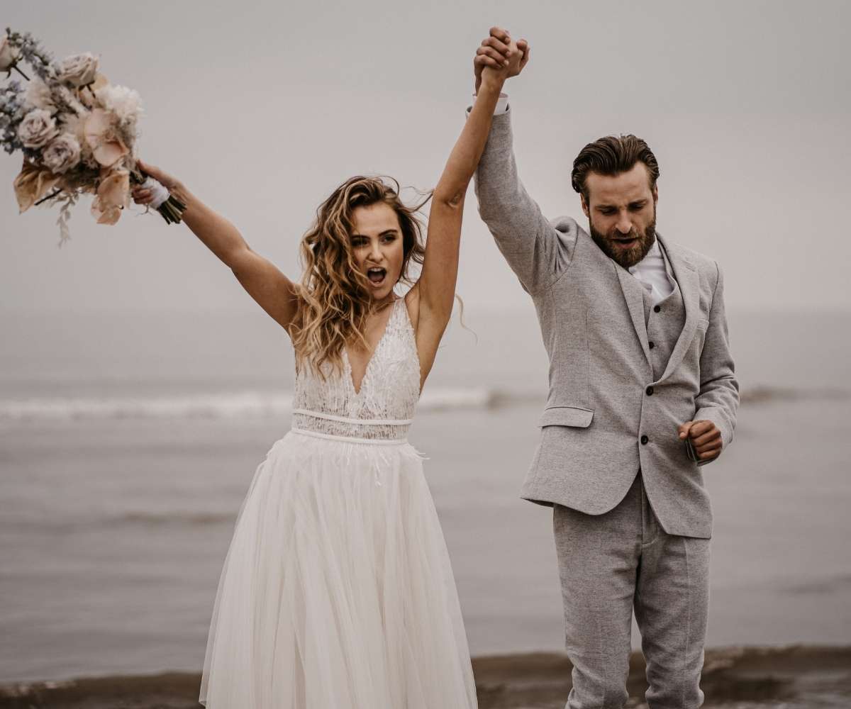 Brautpaar am Strand Hochzeit mit Perlenschmuck von Mia & Martha