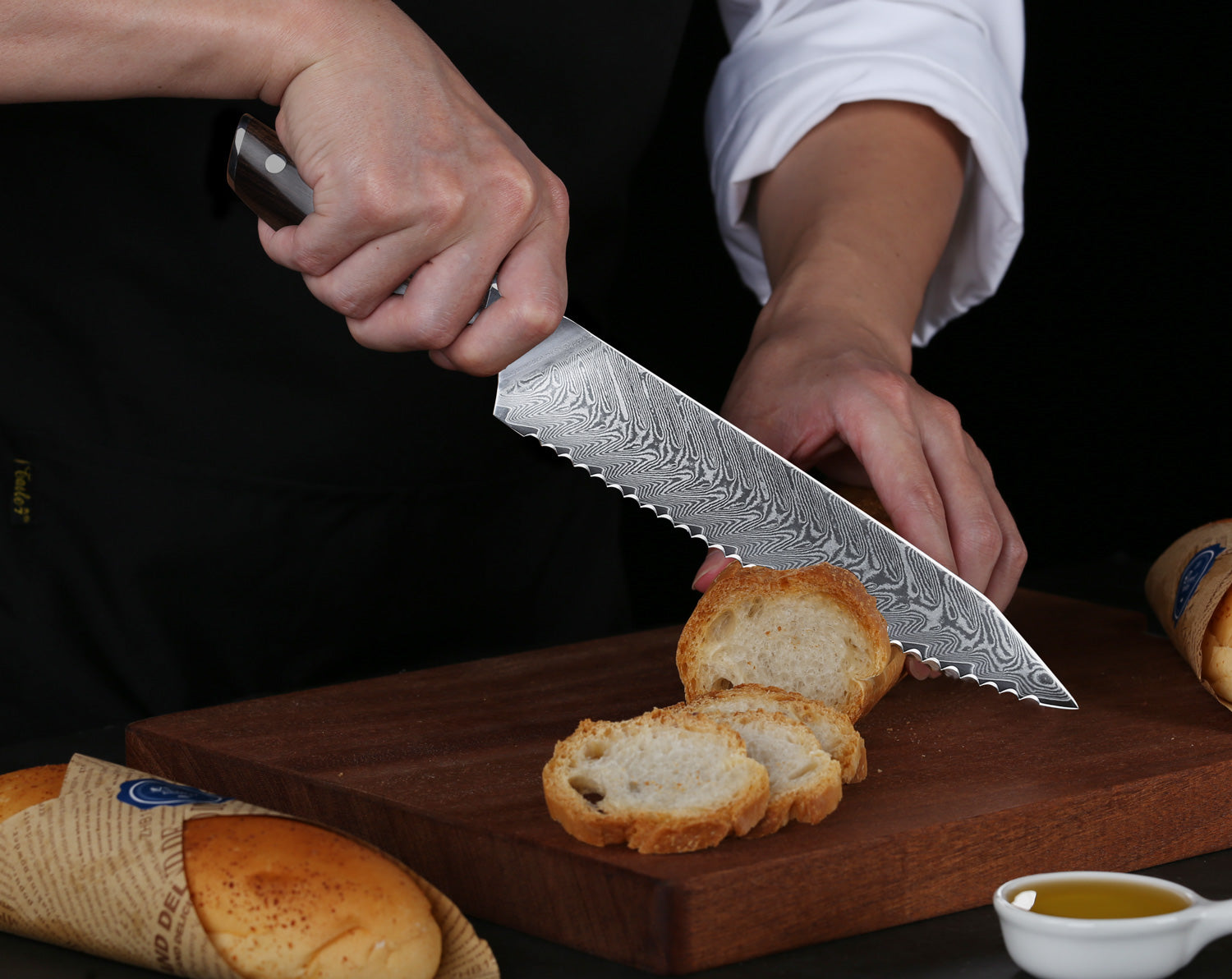 The knife has a serrated edge which makes it easy to slice bread and cut soft vegetables such as tomatoes.  Handle in a design and material providing a firm grip.  Made of molybdenum/vanadium stainless steel, which is why the knife stays sharp for a very long time.  Wash this product before using it for the first time.