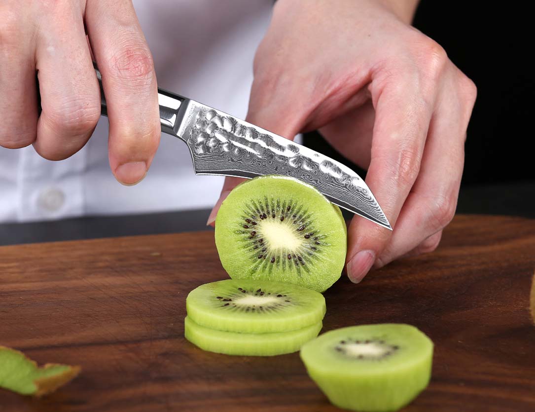 Featuring a short blade for enhanced accuracy and precision, this paring knife is optimally built for jobs where control is essential