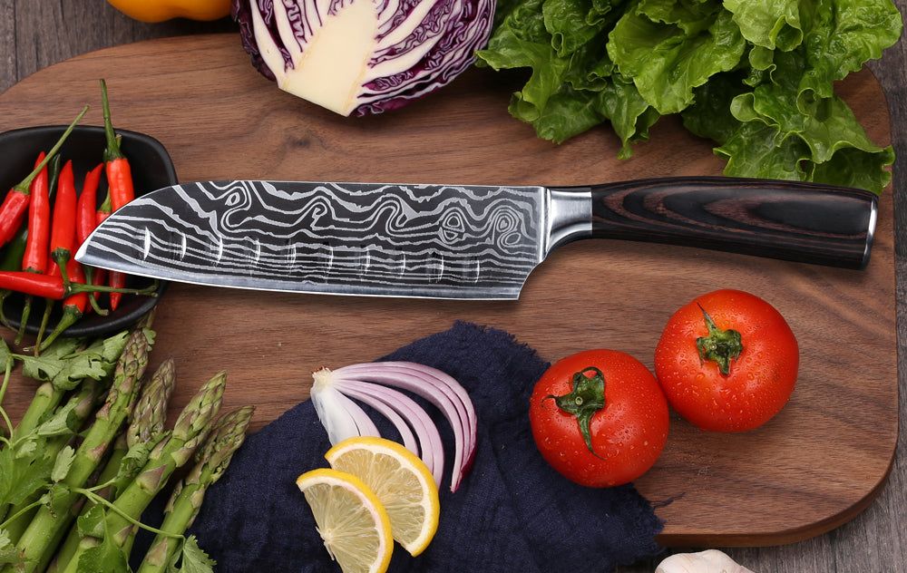 A chef’s knife is the basis of a knife set and perfect for cutting vegetables, meat and fish. But can also be used as a rocking knife to finely chop herbs. For this cutting technique the chef’s knife is moved up and down alongside the finger while the tip never leaves the cutting board. As a result you are left with a rocking movement.