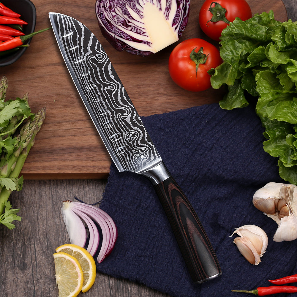 In general a chef’s knife has a blade of approximately 20 cm long. There are also smaller chef’s knives with a blade length of circa 16 cm while professional chefs actually look for longer knives. Chef’s knives have a high blade of approximately 4 to 5 cm to make sure you can place the fingers of the hand you use to hold the ingredient against the side of the blade. As a result you can work safely and quickly. The shape of the side of a chef’s knife is with a slightly curved line very characteristic.