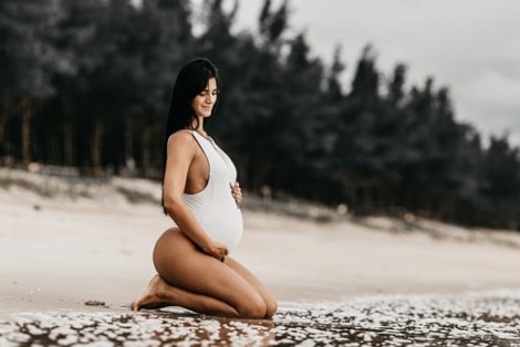 Une femme enceinte en bord de mer