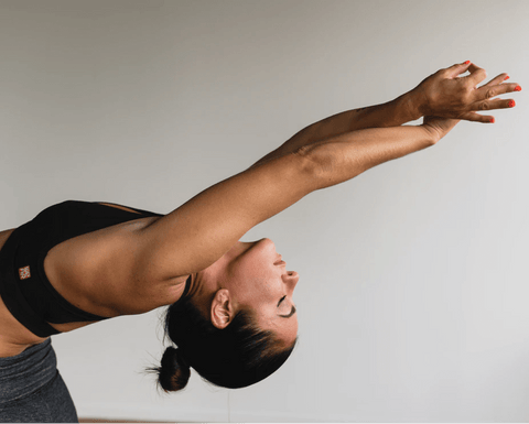 Une femme qui pratique le yoga Vinyasa