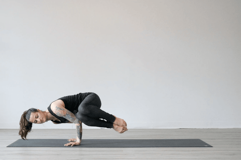 Une femme réalisant une posture de yoga sur son tapis Zenmara