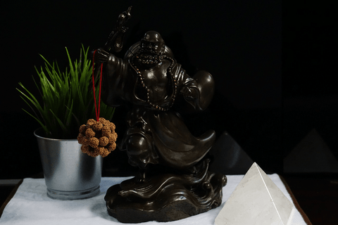 Une statue portant des graines de Rudraksha