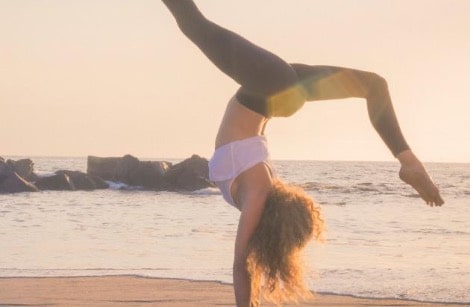 Sandra Insoha au cours d'une séance de yoga sur la plage