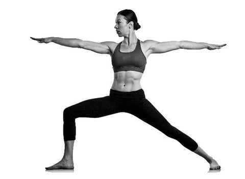 une photo noire et blanche d'une femme faisant du guerrier yoga pose