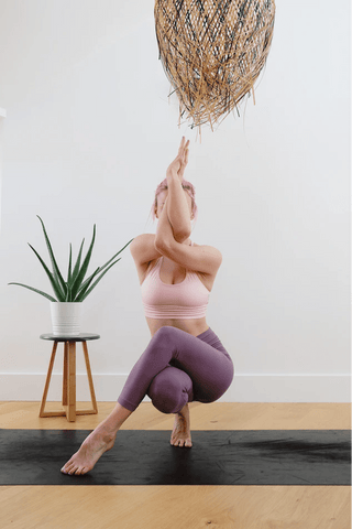 Une femme réalisant le yoga Vinyasa sur son tapis Zenmara