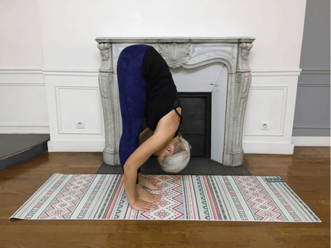 Une femme qui réalise la posture de la cigogne