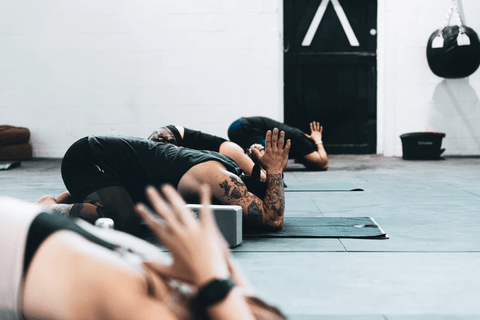 Un groupe en train de pratiquer du yoga