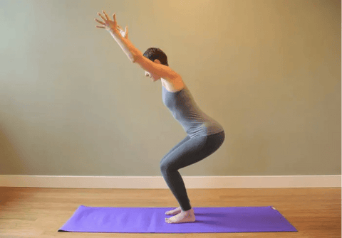 Une femme qui réalise l'Utkatasana 