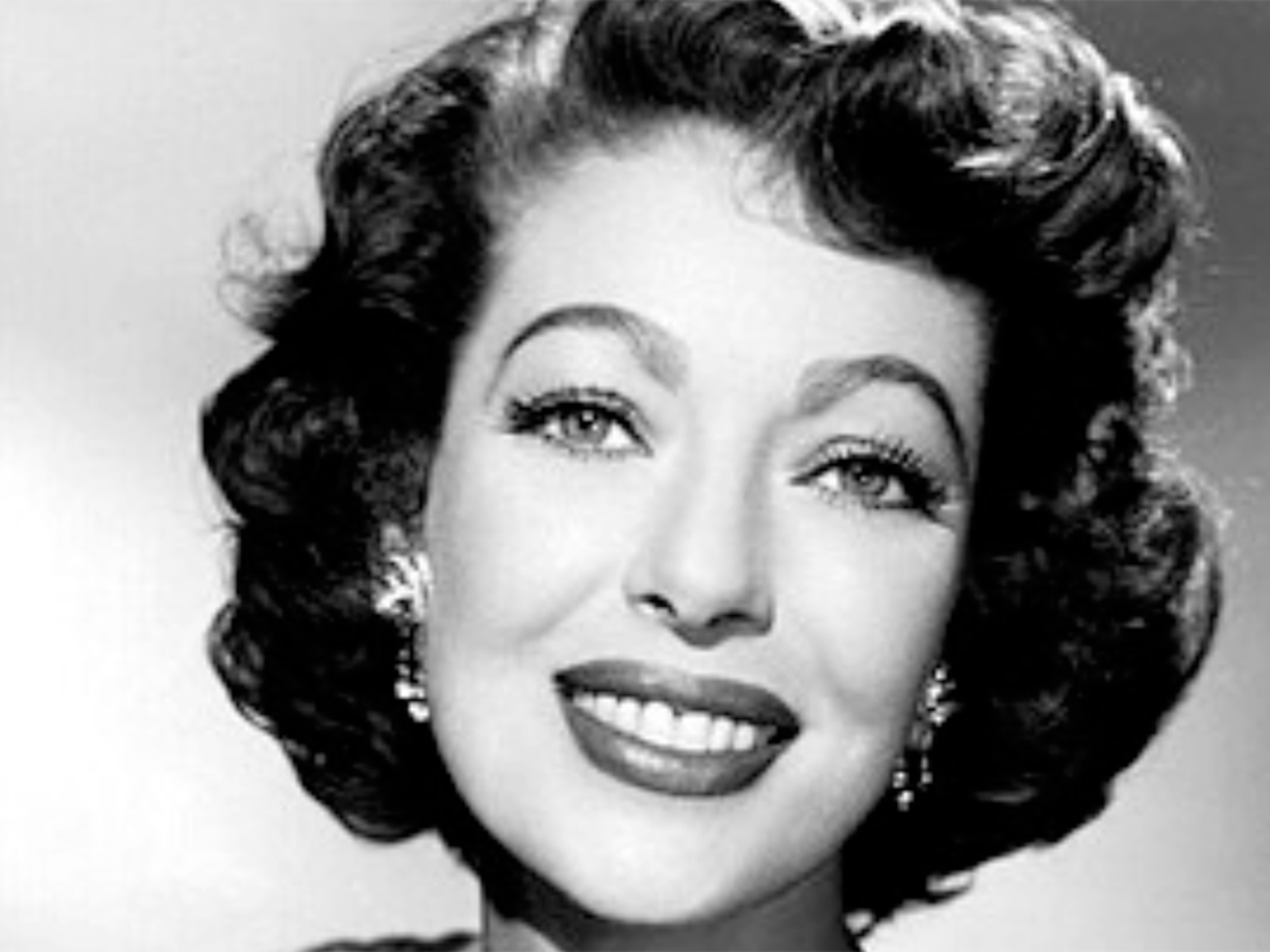 Loretta Young smiling beautifully. Picture in black and white.