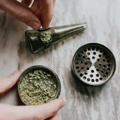 Marijuana Pipes – How to Smoke From and Use a Weed Pipe 