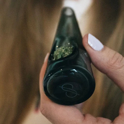 How to Use a Marijuana Pipe: 5 Easy Steps & Practices