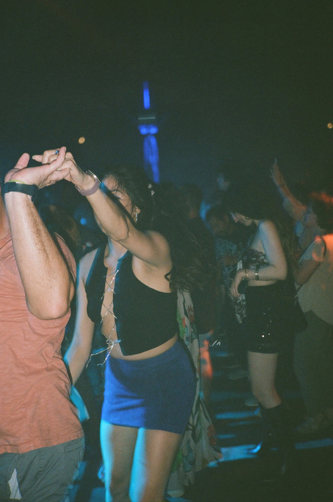 couple dancing at @los_hacheros set.