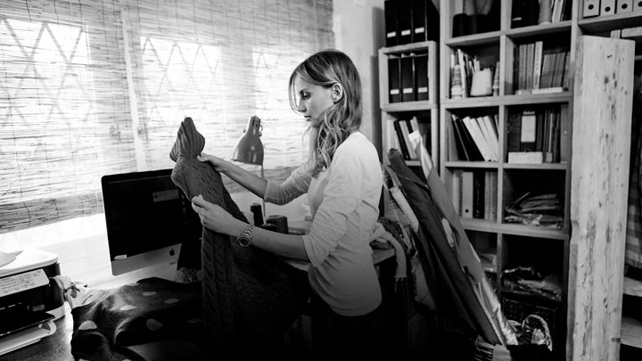Margheritab – Schwarz-Weiß-Foto von Milena im Büro bei der Stoffauswahl
