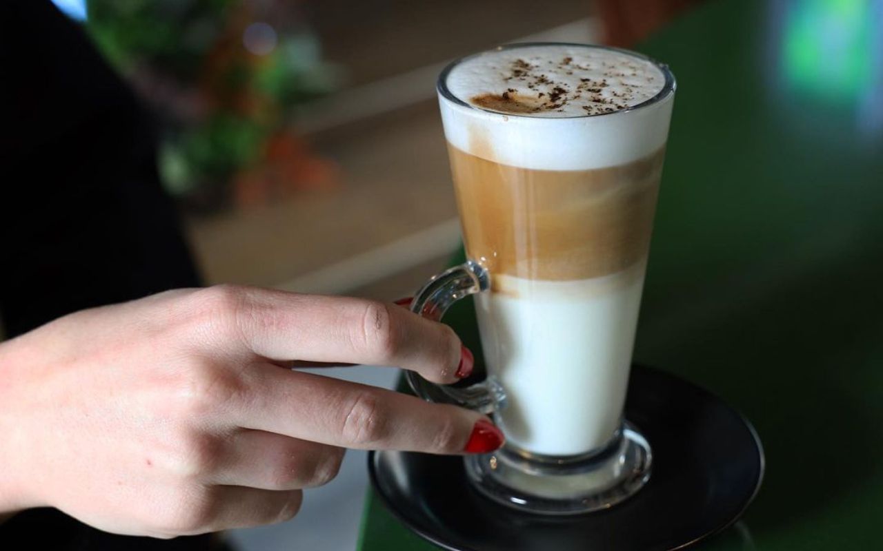 Belonend Civic constante Hoe maak je thuis de lekkerste latte macchiato? – Zwarte Roes