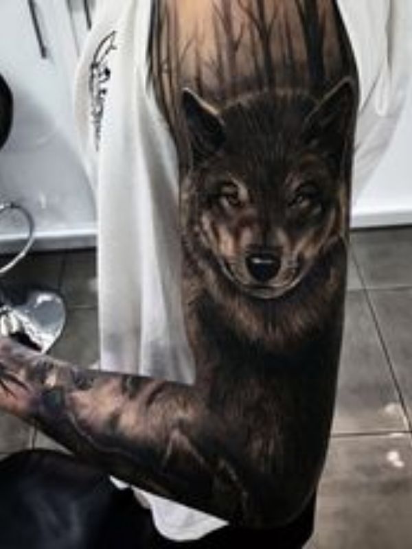 la signification du tatouage de loup noir pour un homme