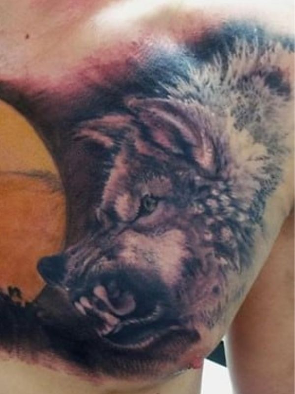 la signification du tatouage du loup houlant pour un homme