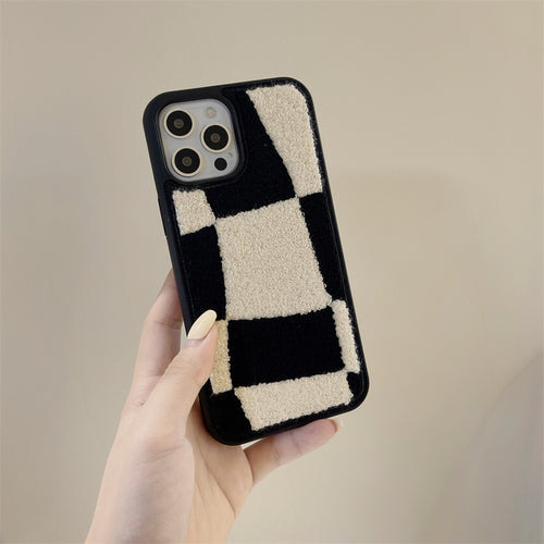 Coque iPhone en peluche à damier - 2 couleurs