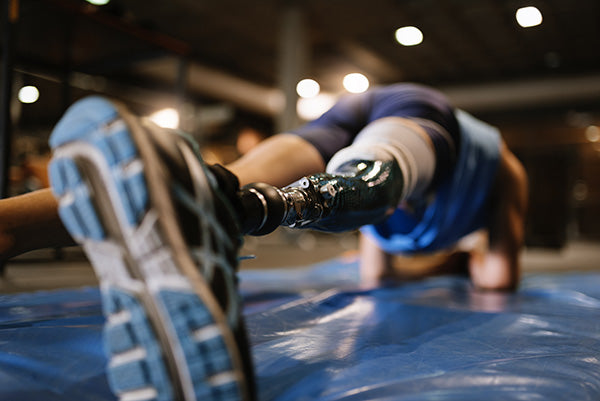 Man doing planks at gym.