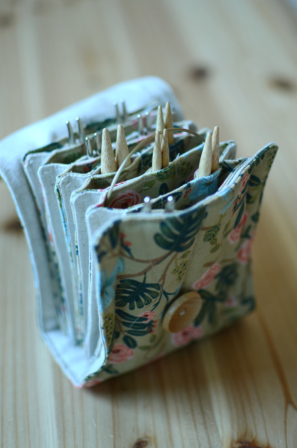 Interchangeable knitting needle storage with a zipper pocket Atelier