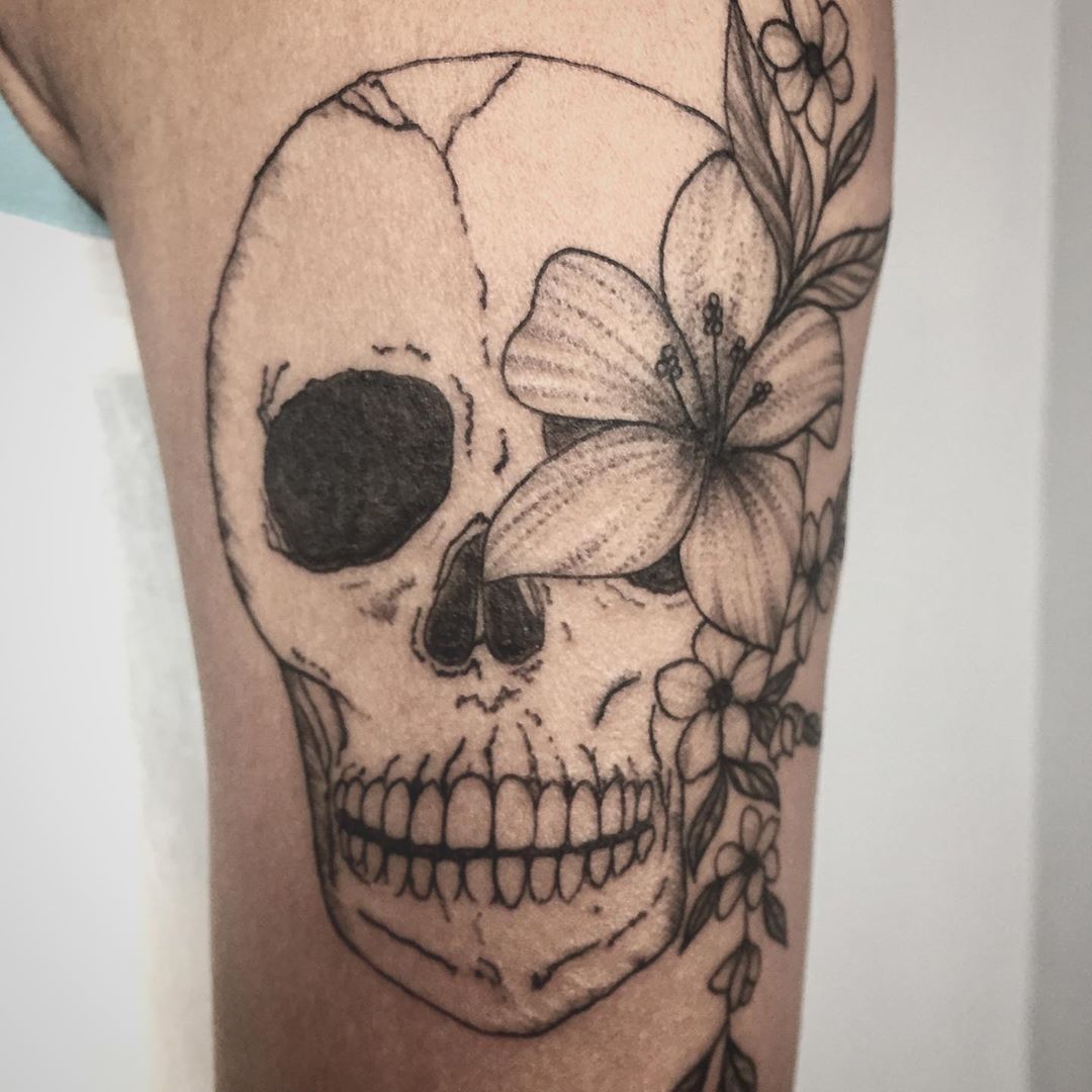 Tatouage Tête de Mort Fleurs