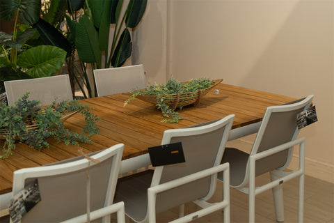 Dining table picture from image gallery