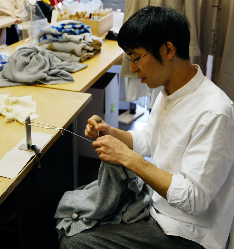サンプルを手ずから作る村瀬さん""